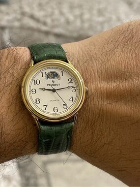 PEUGEOT Moon Phase Quartz Gold Tone 32mm Men’s Watch Vintage Very Rare